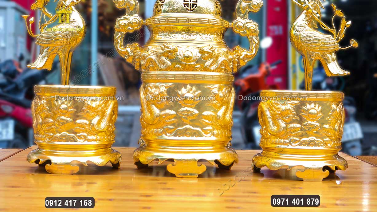 B&aacute;t hương được đặt ph&iacute;a trước đỉnh đồng